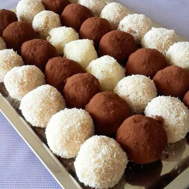 Tekrar kartrn ve elinizle top ekli verin. Bir taban iine hindistan cevizini koyun. Hazrladnz toplar hindistan cevizinin iine batrn. Her tarafna hindistan cevizi gelecek ekilde yuvarlayn. te bu kadar...