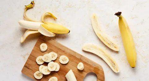 Yapl:    Bir kabn iinde muzlar ezin daha sonra stne pudra ekerini ilave edin. Pudra ekeriyle iyice harmanlanmasn salayn. Ardndan bir kapta ufaltlm biskvileri ilave edin.