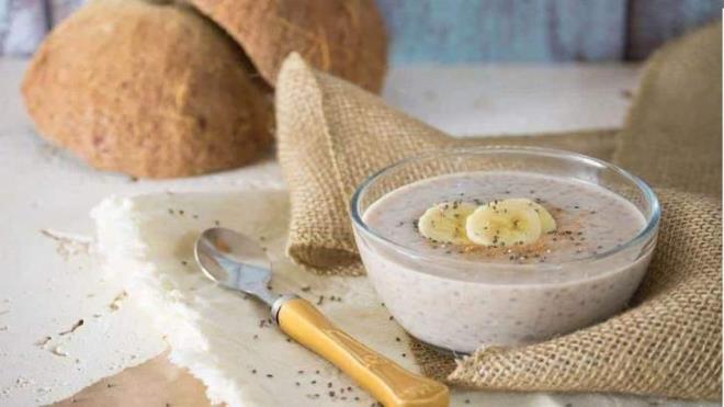 Yapl:    Bo bir kabn ierisine chia tohumunu ve st ekleyin ve iy,ce karmasn salayn. Kartrdktan sonra kabn zerini apatp chia tohumlarnn ekmesi iin bir kenara aln. Bir kenarda en az yarm saat kadar bekletin.  Jel kvamn alan karmn ierisine vanilya zn ve bal koyun.