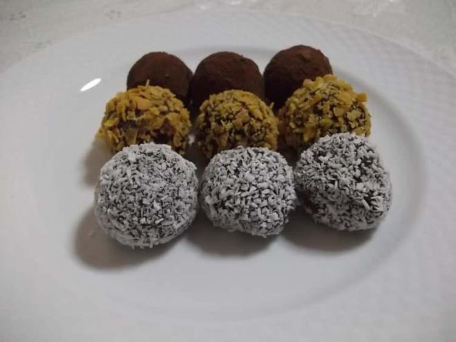 MUZ TOPLARI    Malzemeler:    1 paket hindistan cevizi    3 adet orta boy muz    200 gram pudra ekeri    200 gram biskvi