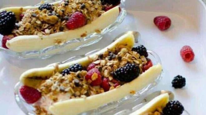 Yapl:    3 adet muzu kabuklarndan ayrn. Daha sonra muzlar ortadan ikiye uzunlamasna kesin. Kestiiniz muzlarn iine probiyotik yourdu doldurun.  Her muzun zerine 1 yemek ka granola gezdirin ve zerine istediiniz krmz meyvelerle ssleyin.