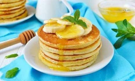 Yapl:  <br>  Bir rondonun iine yulaf ezmesini koyun. yice toz haline kadar tn. Ardndan bir kabn ierisine yumurta koyup kprne kadar bir rpc yardmyla rpn.     Dier bir kabn iine muzu soyup gzelce ezin.    Daha sonra toz haline getirdiiniz yulaf ezmesi, st, karbonat, birka damla limon, zeytinya ve bir kapta rptnz yumurtaya koyup iyice kartrn. Koyu bir kvam alana kadar kartrmaya devam edin. Koyu bir kvam aldnda dilerseniz arzuya gre vanilya zn ekleyebilirsiniz.