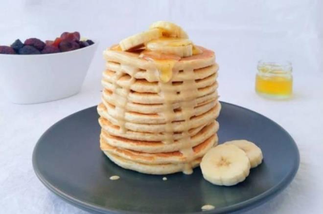 Dinlenmesi iin zerini kapatbn ve dolaba kaldrn. Yaklak 15 dakika kadar dinlenmesini salayn. Tavann iini ok haifi yalayn ve snmasn bekleyin. Daha sonra dinlenen hamurdan kepe yardmyla hamurlar tavaya dkmeye balayn. Azar azar koyduunuz pankekleri arkala nl gzelce piirin. Hamur bitene kadar ayn ilemi yapmaya devam edin. Ardndan btn hamur bitince servis ksmnda muz dilimleri ve bal ile servis edebilirsiniz.