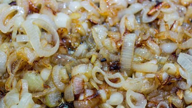 SALIA Y GELMEYEBLR  <br>  Baz besinlerin birlikte tketimi salk asndan baz potansiyel riskleri beraberinde getirebilir. Soan ve sarmsak ikilisi de bunlardan biridir. Soan ve sarmsa beraber piirmek vcudumuza, salmza iyi gelmeyebilir. Soan ve sarmsa ayr ayr piirmek ok daha faydal olabilir.