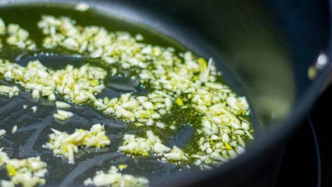 AYRI DA PRLEBLR<p>    Soan ve sarmsa doru ekilde piirirseniz yemekleriniz lezzetinden bir ey kaybetmez. Salnz iin soan ve sarmsa ayr piirip dilerseniz sonrasnda birletirerek yemeklerinize zengin bir tat katabilirsiniz. Bu yntem yemeinizin lezzetine lezzet katarken sindirim asndan da size iyi gelebilecek bir seenek olabilir.