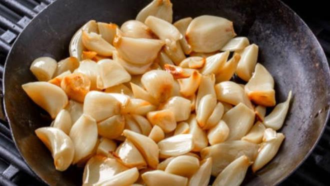 BESN DEERLER KAYBOLUR  <p>  Sarmsak ve soanda antibiyotik niteliinde birok vitamin ve mineral bulunur. Soan ve sarmsakta bulunan antioksidanlar vcutta bulunan zehirli toksik maddeleri atmaya yardm eder. Soan ve sarmsaklar beraber pitiinde zellikle sarmsak yksek scaklktan ok daha fazla snaca iin iinde bulunan besin deerleri yok olur.