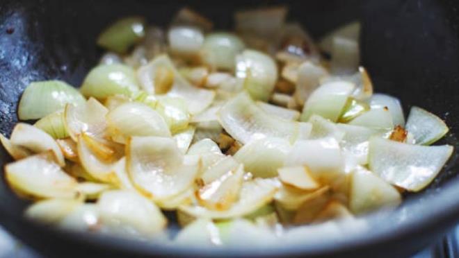 PRME SRELER FARKLI    <p>Soan ve sarmsa ayn yemekte mi kullanmak istiyorsanz dikkat etmeniz gereken noktalar var. Soan ve sarmsan yumuama ve pime sreleri farkldr. Soanlarn kavrulmas genellikle biraz daha zaman alr. nce soan kavurup, soan yumuadktan sonra sarmsa atmak gerekir. Aksi takdirde sarmsaklar abuk pitii iin yanacak ve soanlar da yakacaktr.