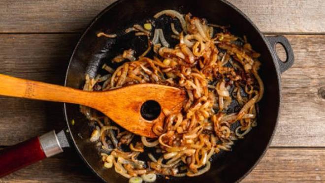 SALIKSIZ BLEKLER OLUTURABLR<p>    Sarmsan uzun uzadya kavurma gerektiren bir ilemi yoktur. Zaten boyutu kk olduu iin kolaylkla sda yumuayabilir. Sarmsak piirme srasnda olmas gerekenden fazla kavrulduunda salksz bir bileik olan ?Allicin?i oluturabilir. Allicin denen bu madde kolesterol drme, etkisinin yan sra karacier, mide, barsak sistemini tahri edip, erkeklerde sperm hareketlerini yavalatmaktadr.