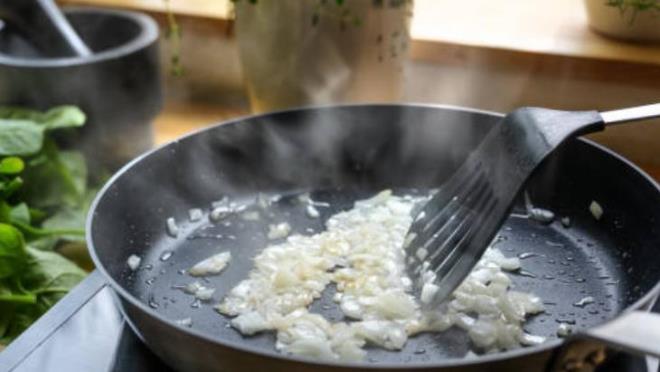 YEMEN TADI BASKIN OLABLR<p>    Yemeklere lezzet katan sarmsak ve soan gl aromalara sahip besinlerdir. Soan ve sarmsa ok kullanp, bunun yannda bir de ok kavurursanz yemein tad ok baskn olabilir. stelik sarmsak ve soann ar miktarda tketilmesi baz kiilerde gaz ve ikinlik gibi sorunlara sebebiyet verebilir.