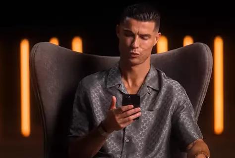 Yakn zaman futbolu brakaca konuulan Cristiano Ronaldo'nun kariyerindeki yeni adm da belli oldu. Srpriz bir ekilde YouTube kanal aan Portekizli ilk 90 dakika iinde bir milyondan fazla abone kazanrken bu alanda da bir rekora imza att.