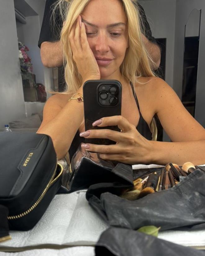 Filmde Ceren karakterine hayat veren Hadise, yaynlad karelere "Bu aralar ben Ceren" notunu dt. nl arkcnn paylam takipileri tarafndan ksa srede beeni ve yorum yamuruna tutuldu.