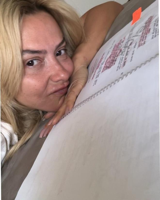 HADSE SET POZLARINI PAYLATI<p>    Rol ald filmin ekimleri balayan nl arkc, sete girdi. Hadise, setten karelerini sosyal medya hesabndan takipileri ile paylat.