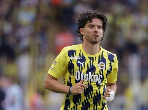 Sper Lig'de 2024-2025 sezonuna 1 galibiyet ve 1 beraberlikle balayan Fenerbahe'de scak bir gelime yaand. Jose Mourinho ynetimindeki sar-lacivertli takmda uzun sredir beklenen ayrlk gereklemek zere. Fenerbahe'nin milli futbolcusu Ferdi Kadolu'nun yeni adresi ngiltere oldu.