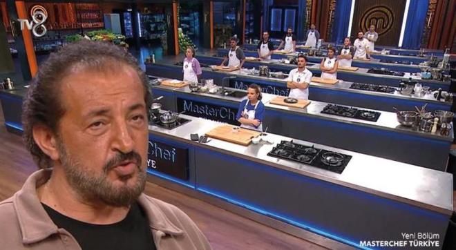 MasterChef Trkiye'nin yeni blmm yaynlad. Mehmet Yalnkaya, Somer Sivriolu ve Danilo Zanna'nn jri olduu yarmada yedeklere seilen yarmaclar ana kadroya girmek iin mcadele etti. lk etapta yarmaclardan sufle yaplmas istendi. kinci etapta kei peyniri verilerek yaratclk taba beklendi. MasterChef Trkiye'nin yedeklerden ana kadroya geen yarmacs belli oldu. te detaylar...  MasterChefte ana kadroya seilen yarmac belli oldu Mehmet ef: Buras kre deil, kendinize gelin    MasterChef Trkiye'nin bu blmnde; Yedeklere seilen yarmaclardan ilk etapta sufle istendi. Mehmet ef, tadm yaparken duyduklarna ve grdklerine ok sinirlendi. ef, "Biraz moralinizi bozmamak iin ve motivasyon amal daha ok 'aferin ocuklar' gibi gidiyoruz. Kendinize gelin. Buras ocuk krei falan deil" diyerek sert szler syledi. lk etaptan 5 kii ikinci etaba geebildi. Ana kadroya seilen yarmac belli oldu.    MasterChef'te efler yarmaclardan sufle yapmalarn istedi.