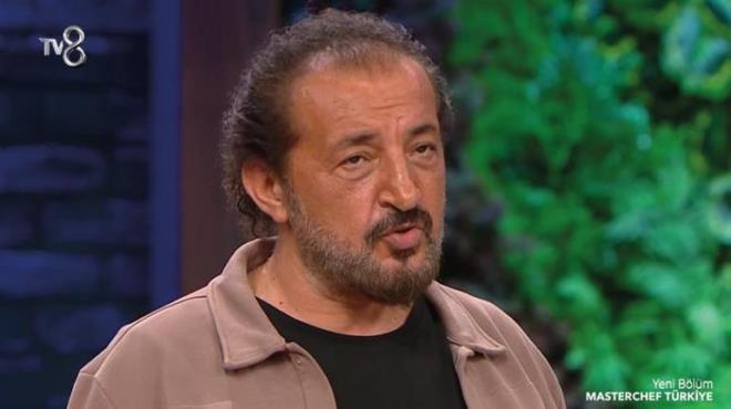 MEHMET EF OK KIZDI<p>    Yarmaclarn yaptklar sufleleri tadarken duyduklarna sinirlenen Mehmet ef, "eflerimin de msadesiyle bir iki kelime etmek istiyorum. Siz daha ana kadroya girmediniz, yedeklerdesiniz. Biraz moralinizi bozmamak iin ve motivasyon amal daha ok 'aferin ocuklar' gibi gidiyoruz. Kendinize gelin. Yarmaclardan biri tutmu koca bir szgele pudra ekeri koyacam diye urayor. Bir tanesi tutmu gastronom kvetten kak veriyor. Buras ocuk krei falan deil. Kendinize gelin. Siz de bizim zenle setiimiz yarmaclardansnz. Ana kadroya kma esnasnda motivasyonunuz bozulmasn diye biraz daha byle sten geiyoruz. Bizim mzn de ters tarafn bilen bilir. Kendinize gelin. Yoksa sizin istediiniz ekilde cevap vermeyi biliriz.