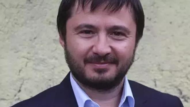 VOLKAN GRGN'N SENELER SONRAK HAL<p>    Yedi Numara dizisi denildiinde birok insann aklna Recep Ballolu karakteri geliyor. nk Volkan Girgin, Recep Ballolu karakteri ile pek ok insann beenisini toplad. Peki, Volkan Girgin yllar sonra nasl grnyor?<p>    te Yedi Numara dizisinin Recep Ballolu'su, Volkan Girgin'in seneler sonraki hali;