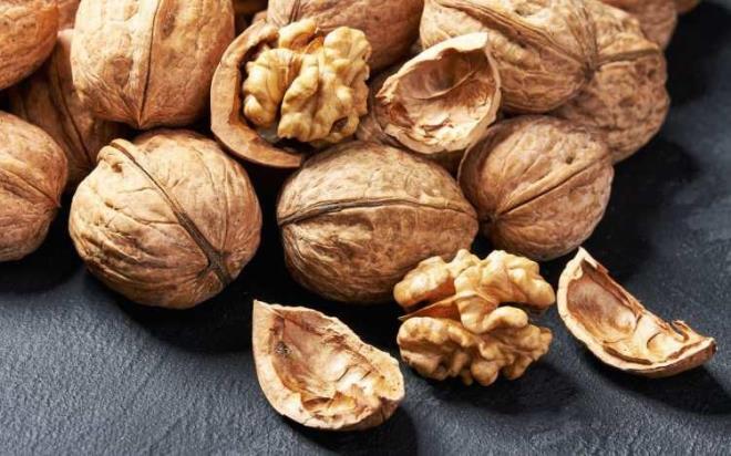 3- CEVZ         Sklkla beyin ekline benzetilen ceviz, omega-3 ya asitleri, polifenol ve E vitamini gibi alardan zengin. Beyin sal iin nemli gdalardan olan ceviz,  nrodejeneratif hastalklar nleyebilir.