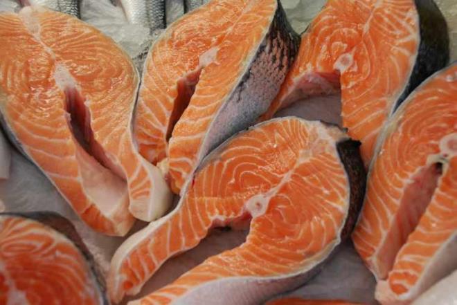 4- SOMON         Omega-3 ya asitleri asndan zengin olan somon, beyin hcre zar saln koruyabilecek bir besin. Somon, sinir iletimini iyiletirir ve beynin bilisel ilevlerini srdrmeye yardmc olabilir. Alzheimer gibi hastalklarn hzl ilerlemesini nleyebilir.