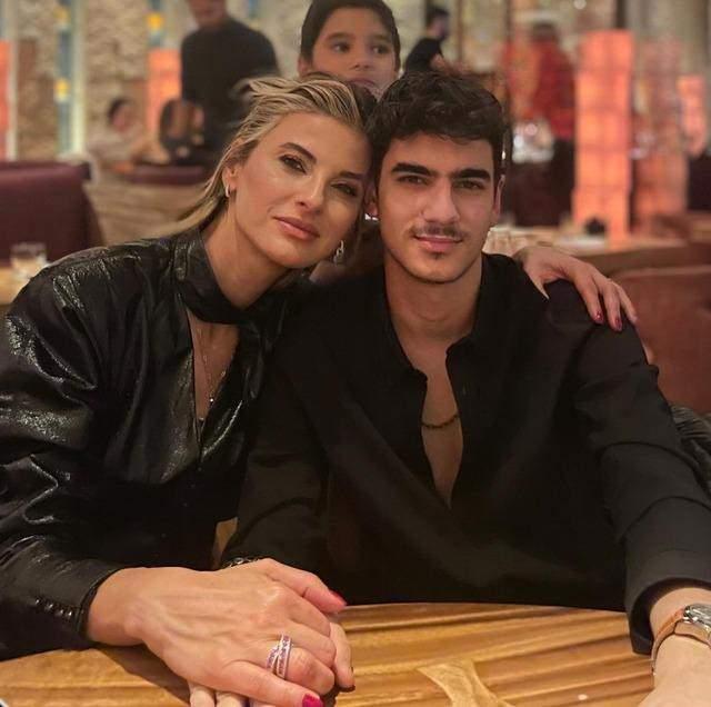 O paylama birok sosyal medya kullancs "Ayn babas", "Hk demi burnundan dm", "Bu kadar benzerlikte olmaz" , "Babasnn genliinin kopyas" gibi yorumlar yapld.