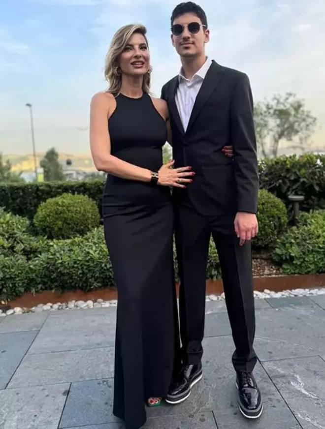 Getiimiz gnlerde abisi ve olu Ali Sadi'yle tekne keyfi yapan Mehmet Ali Erbil o anlar sosyal medya hesabndan paylamay ihmal etmedi.