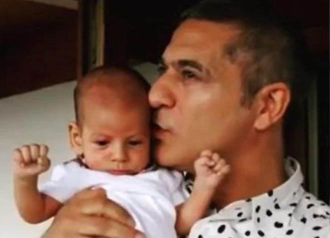 Getiimiz gnlerde abisi ve olu Ali Sadi'yle tekne keyfi yapan Mehmet Ali Erbil o anlar sosyal medya hesabndan paylamay ihmal etmedi.