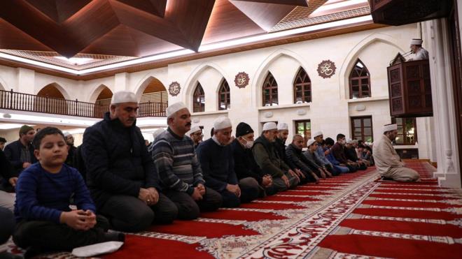  AYLARIN ANLAM VE NEM    Diyanet leri Bakanl Din leri Yksek Kurulu yesi dris Bozkurt,  aylar olarak bilinen recep, aban ve ramazann slam toplumlarnda ok deerli olduunu syledi.    Recep ve aban aylarnn Mslmanlar adm adm ramazan ayna yaklatrdn belirten Bozkurt,  aylar iinde birok nemli gn ve gecenin olduunu anmsatt.     aylar ile iindeki gn ve gecelerin Mslmanlarn maneviyatn artrdn ifade eden Bozkurt, " aylar ve iindeki geceleri birer frsat olarak grmeli, bunlar af ve mafiretimize vesile klmalyz. Yani tvbe ve istifar etmeli, hata ve kusurlarmzdan arnmalyz. Varsa ihmal ettiklerimiz onlar telafi etmeye almalyz." dedi.    zellikle recep, aban aylarnn kaza orularnn tutulmasna vesile olduunu hatrlatan Bozkurt,  aylarda meal ve tefsiriyle Kur'an- Kerim okumak gerektiini dile getirdi.