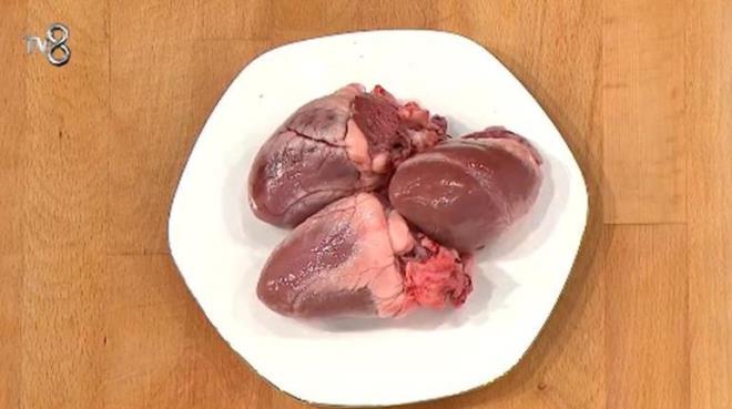 KNC TURDA KUZU YRE YAPILDI<p>    Mehmet ef "Kuzu yrei piirimi zor arkadalar. Bunun damarlar ayklanacak, az piirsen dert ok piirsen dert ama gzel bir rn. Dikkat edeceiniz en nemli ey piirme tekniidir. Tamamen kas nk." dedi.