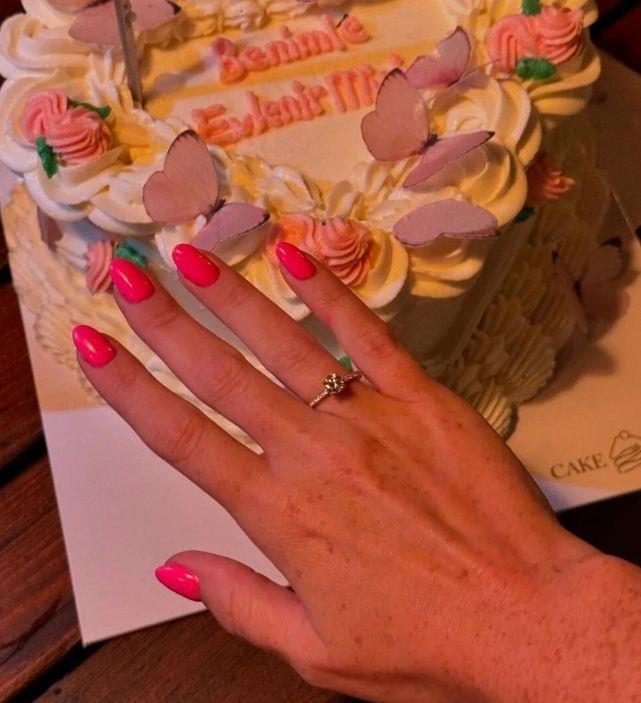 Arkadann doum gnn kutlamak zere Bykada'ya giden zkaya, masaya gelen "Benimle evlenir misin?" pastasn grnce neye uradn ard.