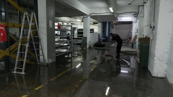 FABRKANIN BODRUM KATINI SU BASTI    Bayrampaa?da saanak yan ardndan 5 katl fabrikann bodrum katn su bast.