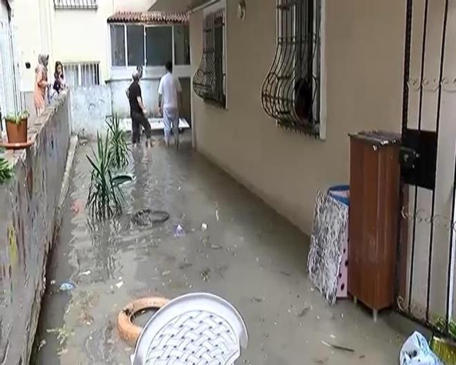 BAZI EVLER SU BASTI    Bahelievler'de ise, saanak ya sonras dolu etkisini gsterdi, Soanl Mahallesi'nde baz evleri su bast.