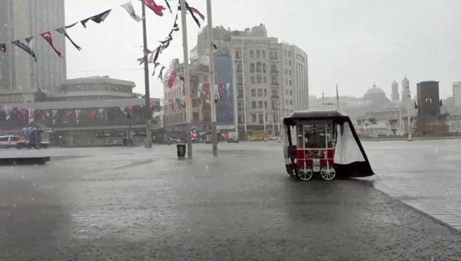 Taksim'de de saanak ya etkili olurken, vatandalar saanak yatan kamak iin i yerlerine snd.