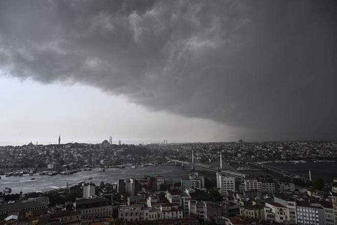 BAZI BLGELER KARA BULUTLAR SARDI    Youn saanak ve dolu yann ardndan baz ilelerde kara bulutlar grld.