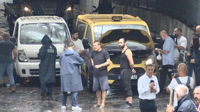 Belediye ekiplerinin almalarnn ardndan 2 ara olay yerinden kaldrld.