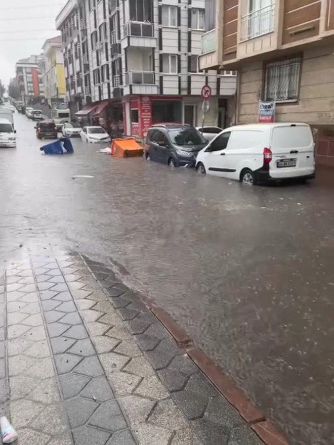stanbul'da etkili olan saanak ya nedeniyle Sultangazi'de cadde ve sokaklar sular altnda kald. Ya sonras smetpaa Caddesi gle dnd.