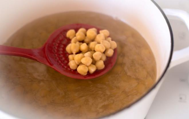 Suda bekletilen nohtular tarafndan salnan lifler, proteinler ve nemli mineralleri yemee dahil etmek gerekiyor. Bu suyu dkmek yerine yemeinize eklemek sandnzdan ok daha yararl olabilir.