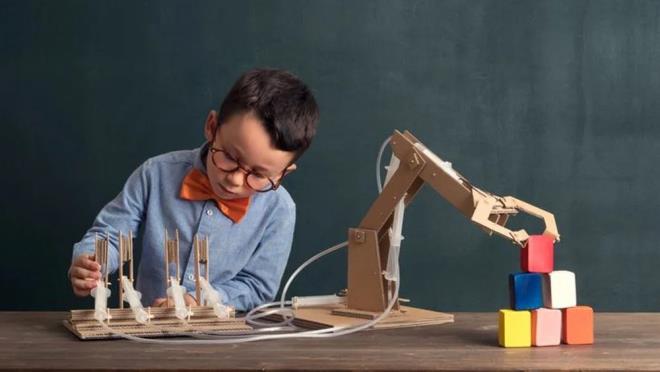 Austos aynda doan ocuklar akademik anlamda baarsz gsterilse de, spor alanndaki en yetenekli isimlerin bu ayda doanlar arasnda yer alyor. Spor alannda adn duyuran en yldz oyuncularn birou bu ayda dnyaya gelmi.