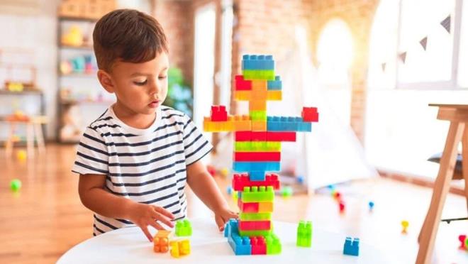 EYLL LE ARALIK AYLARINDA BEBEK BEKLEYENLER DKKAT    ABD Ulusal Ekonomik Aratrma Brosu'nun aklamasna gre, ABD'de ocuklarn okula balama ya olan 6 ya gz nnde bulundurulduunda, Eyll ile Aralk aylar arasnda doan ocuklarn, yaz aylarnda doanlara gre daha byk yalarda eitime baladklar ve bu durumun zeka seviyelerini olumlu ynde etkiledii dnlyor.