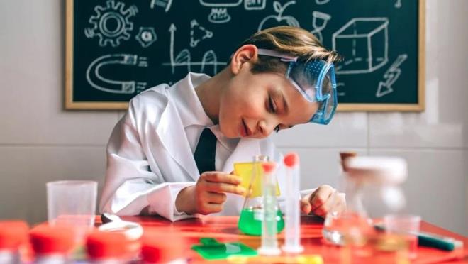 ABD okul artlar dikkate alnarak hazrlanan alma, okula balang yan 6 olarak belirledi. Eyll ila aralk aylar arasnda doan ocuklarn yaz aylarnda doanlara gre daha byk yalarda okula balamasna dikkat ektiler.