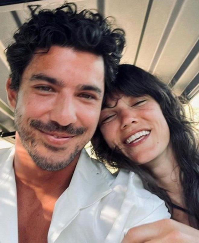 Bir sredir ak yaayan ve bu yaz evlenmeleri beklenen oyuncu ift Pnar Deniz ile Kaan Yldrm yaknda evleniyor.