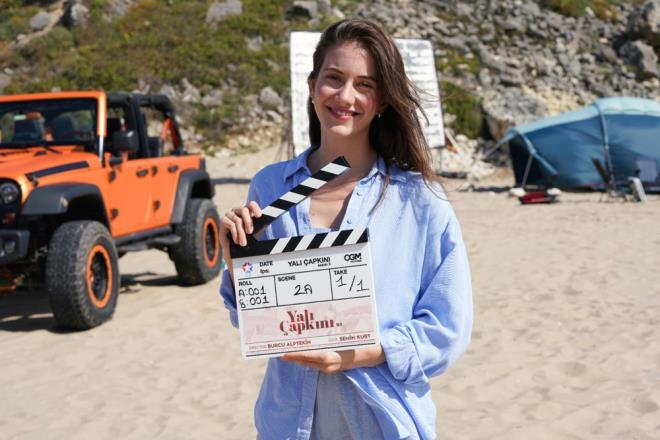 Star?da izleyicilerle buluan Yal apkn dizisi, nc sezonu ile ekrana dnmeye hazrlanyor.    Dizi ekibi bugn sete kt. Dizinin 13 Eyll?de nc sezonu amas planlanyor