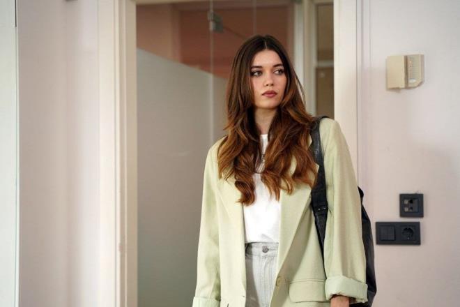 Afra Saraolu, Mert Ramazan Demir ve etin Tekindor?un barolde olduu dizide; erif Sezer, Glin Santrcolu, Emre Altu, Gzde Kansu, Ersin Arc, Beril Pozam, Diren Polatoullar, Sezin Bozac, Hlya Duyar, Yiit Tuncay, Glen Gedikolu gibi isimler de yer alyor.<p>    Ynetmenliini Burcu Alptekin?in stlendii Yal apkn?nn senaryosunu H. Zeynep Bone kaleme alyor.