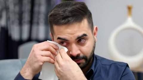 9- KADR EZLD    Kadir Ezildi'nin yllar nce annesini, kardeini ve kendisini terk ettiini iddia ettii babas yllar sonra ortaya kmasyla ilgili uzun sre gndem oldu.