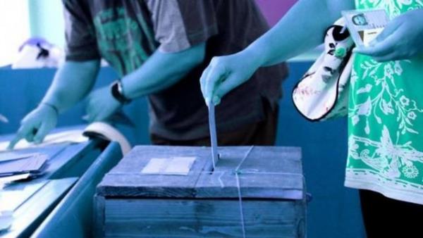 <b>Yzde 10 barajnn devam;</b> barajn yzde 5'e ekilerek 5'li gruplarla Daraltlm Blge Seim Sistemi'nin uygulanmas veya barajn tamamen kaldrlarak Dar Blge Seim Sistemi'ne geilmesi...