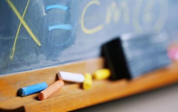 <b>ANADLDE ETM:</b> zel okullarda, farkl dil ve lehelerde eitimin nn alyor.