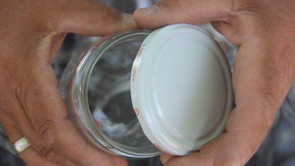 engl, "Konservelerden gerekleen gda zehirlenmelerine daha ok evde retilen konserveler neden olabiliyor. Konserve yaparken halkmzn yanl yapt en nemli husus, cam kavanoz kapaklarnn tekrar tekrar kullanmas." dedi.