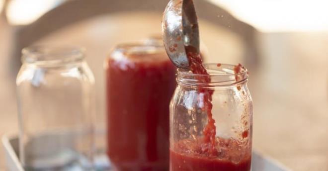 Prof. Dr. engl, kavanoza rn doldurulduktan sonra havasnn iyice karlp kapann da iyi kapatlmas gerektiini dile getirdi.