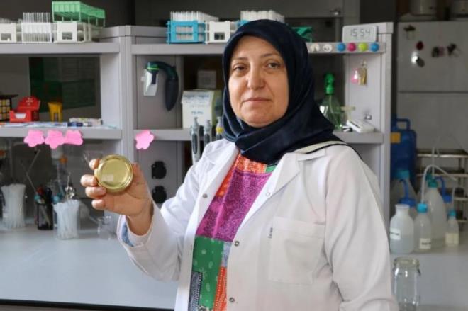 Atatrk niversitesi Ziraat Fakltesi Gda Mhendislii Blm retim yesi Prof. Dr. Memnune engl, evde yaplan konservelerin gda zehirlenmelerine neden olabileceini belirtti.