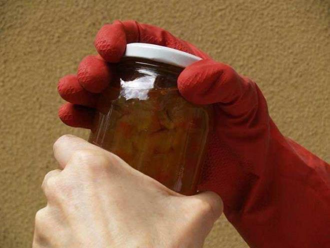 Konservede mikroorganizmalar ldrmek iin sl ilemin (yeterli srede kaynatmak) nemine deinen engl, "Evlerde yeterli sl ilem yaplmadndan da kap kaak ykanm olsa bile sterilizasyon yeterli olmazsa, meyve-sebzeden bulaan ve konserve iinde kalan mikroorganizmalar, konservenin depolanma srasnda oalarak bozulmalara neden oluyor. Bozuk konserve de tketildiinde zehirlenmelere neden oluyor." diye konutu.