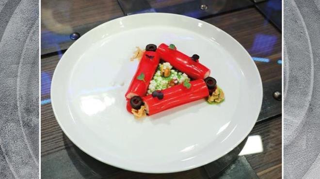 2 TUR<p>    Yarmaclar 2. turda Mehmet ef'in lezzetti taba Donat' yapt. Mehmet ef'in tabana tek yakn taba yapan tek kii Beyza oldu. Beyza'dan sonra en baarl tabak Zbeyde'ninki olurken son ikiye Akn ile alar kald.