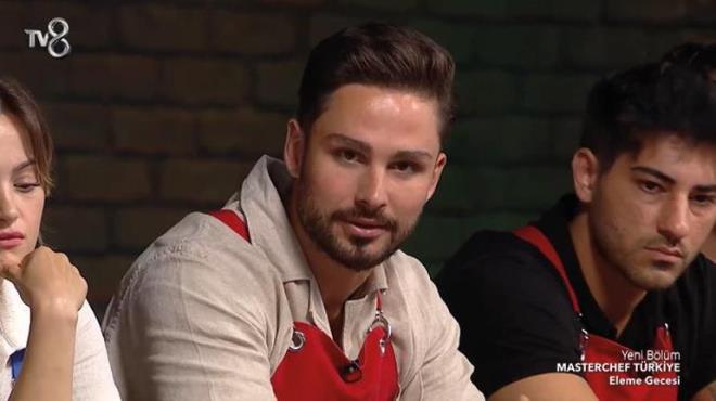 'NGAR ABLANIN RN OK RAHAT BR EKLDE YAPABLECEN DNMTM'  <p>  Onur, Nigar'n sylediklerine cevap verdi. Onur, "Kesinlikle ben yle bir ey yapmyorum. nsanlarn almasna gre kartabildikleri tabaklara gre ben deerlendirmemi yapyorum. Nigar ablann o gn kartt tabak gememiti. Ben de arkada Kerem'le konutum. Kerem'e rn sorduumda 'Kolay' yantn aldm. Dolaysyla Nigar ablann ben bu rn ok rahat bir ekilde yapabileceini dnmtm. Yapt ekmekte efim; un, su, tuz ve maya yani ok ura gerektirecek bir rn deil bence. Dolaysyla ben Nigar ablann yazlmas gerektiini dndm. Doru veya yanl Nigar ablay yazdm" dedi. Nigar da, 'Burada tercihlerine sayg duymak zorundaym. Bizi kendilerine denk grmyorlar bile olabilir' yantn verdi.